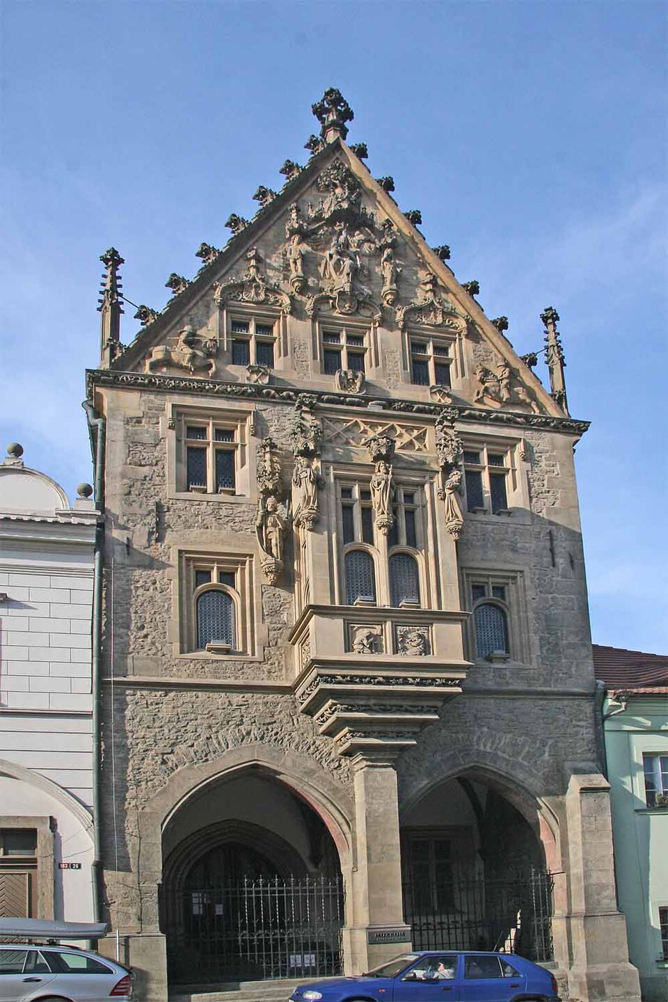Photo “Stone House (Kamenný dům), Kutná Hora” by Prazak, licensed under CC BY-SA 3.0 via Wikimedia Commons