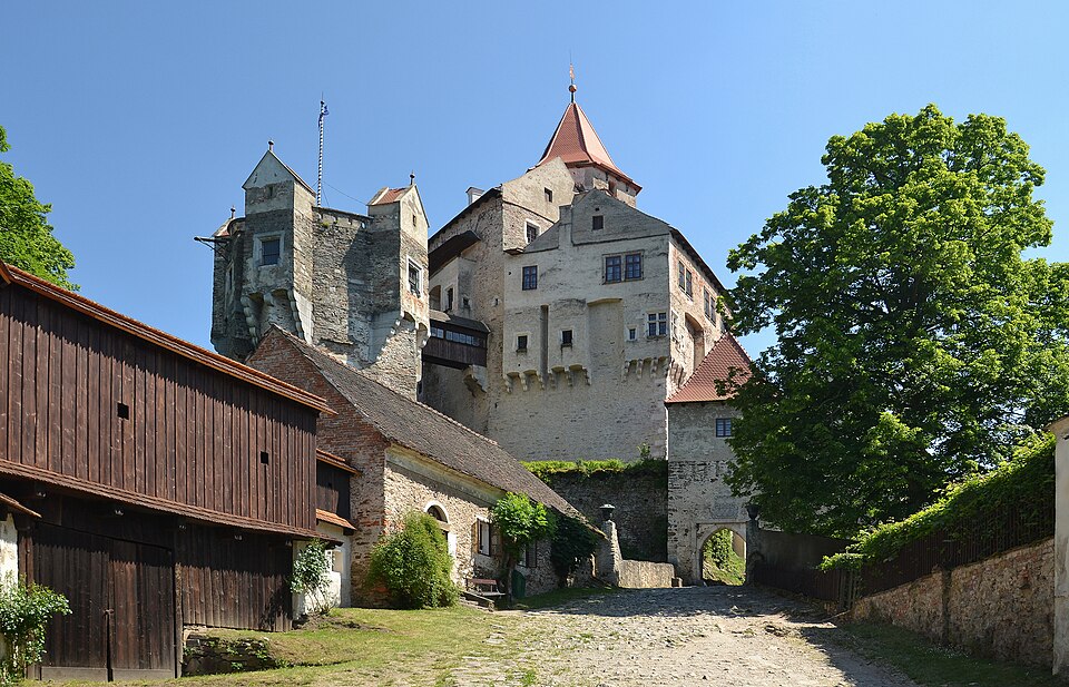 Photo: Pernštejn Castle (Pernstein), Moravia by Pudelek, licensed under the Creative Commons Attribution-ShareAlike 4.0 International (CC BY-SA 4.0) license.  Source: https://commons.wikimedia.org/wiki/File:Hrad_Pern%C5%A1tejn_(Pernstein)_-_by_Pudelek.jpg