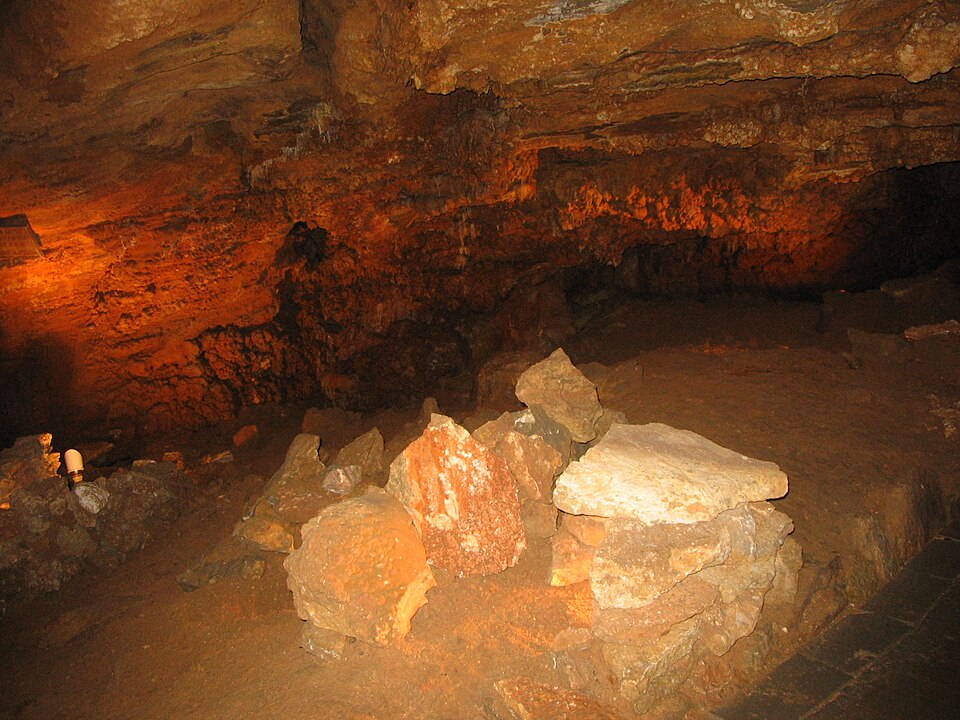 Photo: Koněprusy Caves (Na Zlatém koni), Czech Republic by Hadonos, licensed under the Creative Commons Attribution-ShareAlike 3.0 Unported (CC BY-SA 3.0) license.
