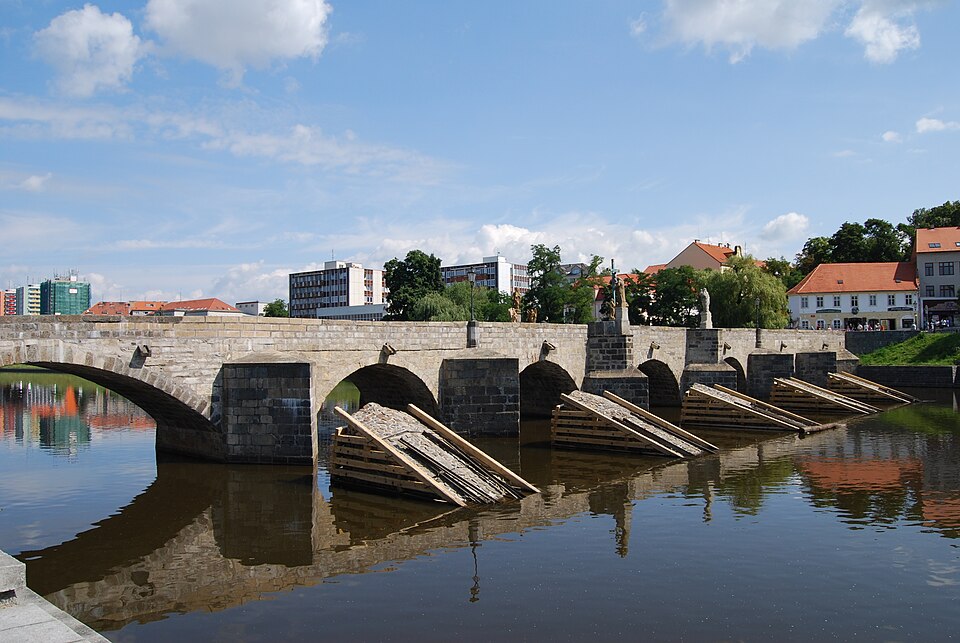 Stone Bridge (Kamenný most) over the Otava River, Písek, Czech Republic Photo: Richenza, via Wikimedia Commons License: Creative Commons Attribution-ShareAlike 3.0 Unported (CC BY-SA 3.0) https://creativecommons.org/licenses/by-sa/3.0/