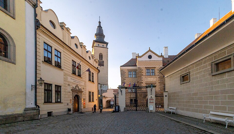 Telč Castle and Church of St. James from the main square, Czech Republic Photo: VitVit, via Wikimedia Commons License: Creative Commons Attribution-ShareAlike 4.0 International (CC BY-SA 4.0) https://creativecommons.org/licenses/by-sa/4.0/