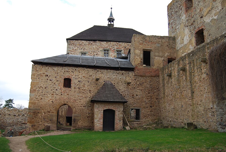 Točník Castle (Central Bohemian Region, Czech Republic) — photo by Richenza. licensed under Creative Commons Attribution-Share Alike 3.0 Unported (CC BY-SA 3.0)