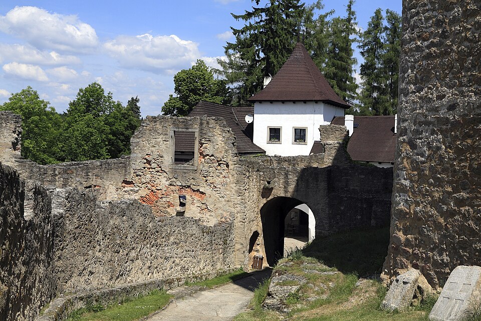 Landštejn Castle (Czech Republic) — photo by Falk2. licensed under Creative Commons Attribution-Share Alike 4.0 International (CC BY-SA 4.0)