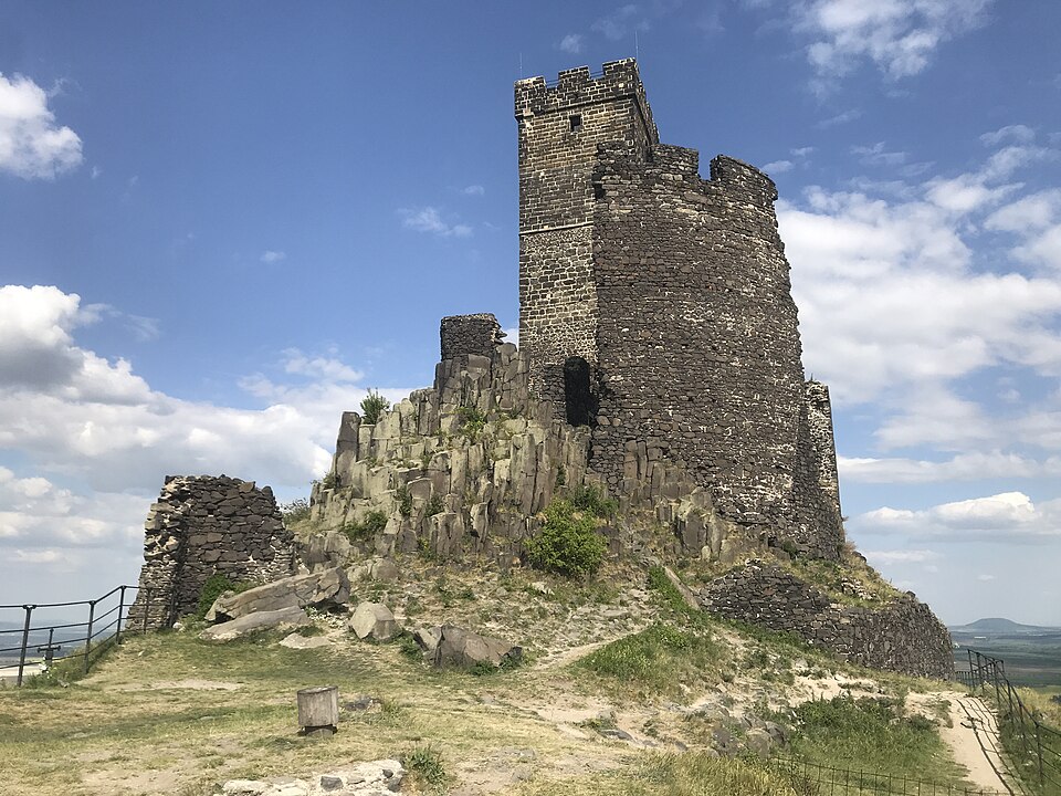 Hazmburk Castle (Czech Republic) — photo by Alexander Wilkie. licensed under Creative Commons Attribution-Share Alike 4.0 International (CC BY-SA 4.0)