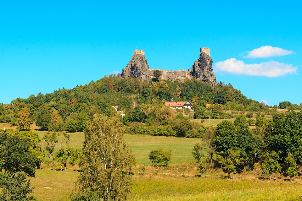 Trosky Castle (view from Křenovský šenk, Czech Republic) — photo by Petr1888. licensed under Creative Commons Attribution-Share Alike 4.0 International (CC BY-SA 4.0)