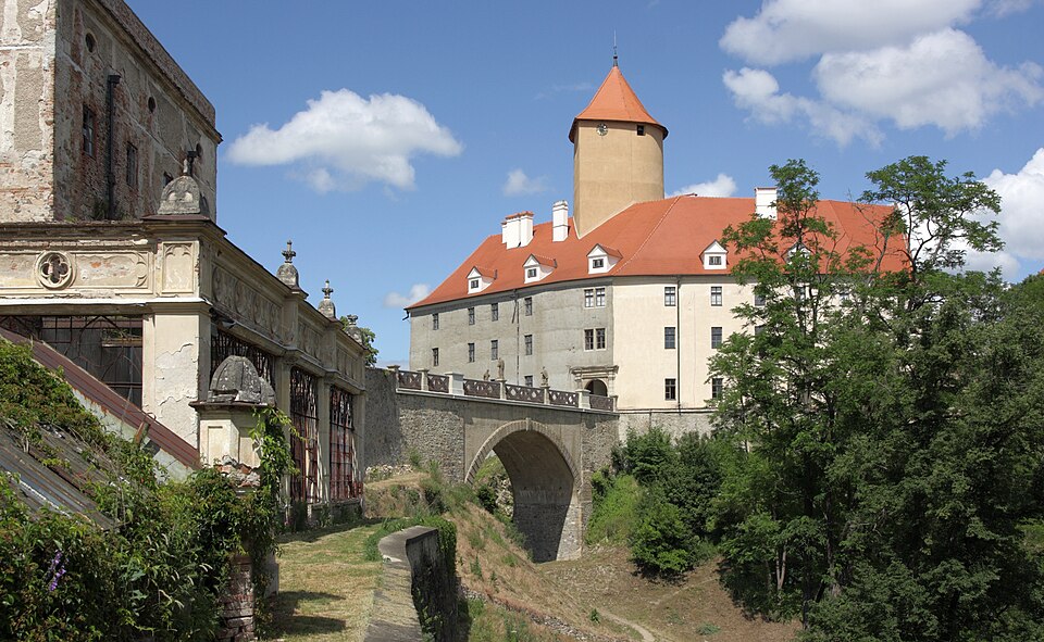 Photo: Veveří Castle – palace with prismatic tower and bridge, Czech Republic Author: RomanM82 Source: https://commons.wikimedia.org/wiki/File:Veve%C5%99%C3%AD_(hrad)_-_pal%C3%A1c_a_most_obr2.jpg License: Creative Commons Attribution-Share Alike 4.0 International (CC BY-SA 4.0)