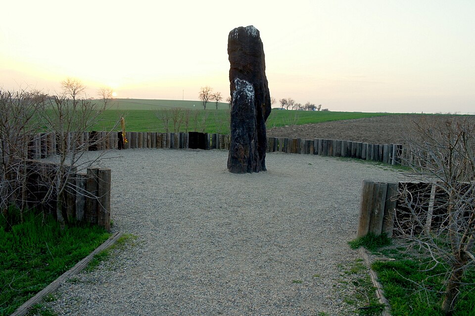 Photo: Menhir “Stone Shepherd” (Kamenný pastýř), Klobuky, Czech Republic Author: Horakvlado Source: https://commons.wikimedia.org/wiki/File:Menhir_Kamenn%C3%BD_past%C3%BD%C5%99_v_poli_u_obce_Klobuky,_okres_Kladno,_St%C5%99edo%C4%8Desk%C3%BD_kraj_01.JPG License: Creative Commons Attribution-Share Alike 4.0 International (CC BY-SA 4.0)