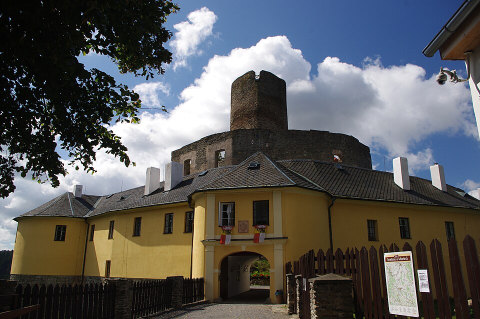Photo: Svojanov Castle, Czech Republic Author: Jan Helebrant (Juhele_CZ) Source: https://commons.wikimedia.org/wiki/File:Svojanov,_hrad,_vstup_(1).jpg Original source:  https://www.flickr.com/photos/96541566@N06/49346722313/ License: Creative Commons Attribution-Share Alike 2.0 Generic (CC BY-SA 2.0)