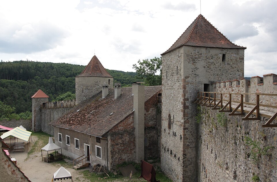 Photo: Veveří Castle – western fortifications and stables, Czech Republic Author: RomanM82 Source: https://commons.wikimedia.org/wiki/File:Veve%C5%99%C3%AD_(hrad)_-_z%C3%A1padn%C3%AD_hradby_a_kon%C3%ADrna.jpg License: Creative Commons Attribution-Share Alike 4.0 International (CC BY-SA 4.0)