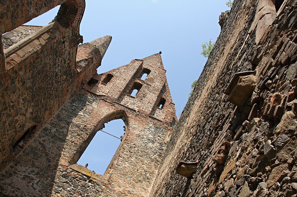 Photo: Rosa Coeli Monastery ruins, Dolní Kounice, Czech Republic Author: Ptrantina Source: https://commons.wikimedia.org/wiki/File:Rosa_Coeli_08.JPG License: Creative Commons Attribution-Share Alike 3.0 Unported (CC BY-SA 3.0)