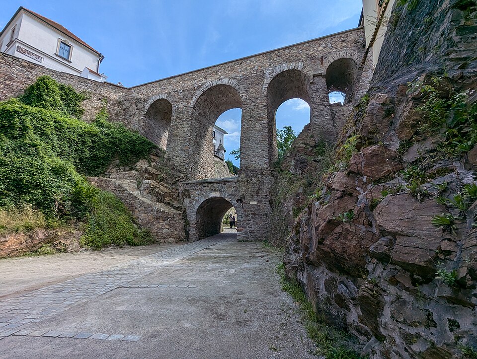 Photo: Bridge over Myší díra, Český Krumlov, Czech Republic Author: Андрей РоманенкоLicense: Creative Commons Attribution-Share Alike 4.0 International (CC BY-SA 4.0) License link:  https://creativecommons.org/licenses/by-sa/4.0/