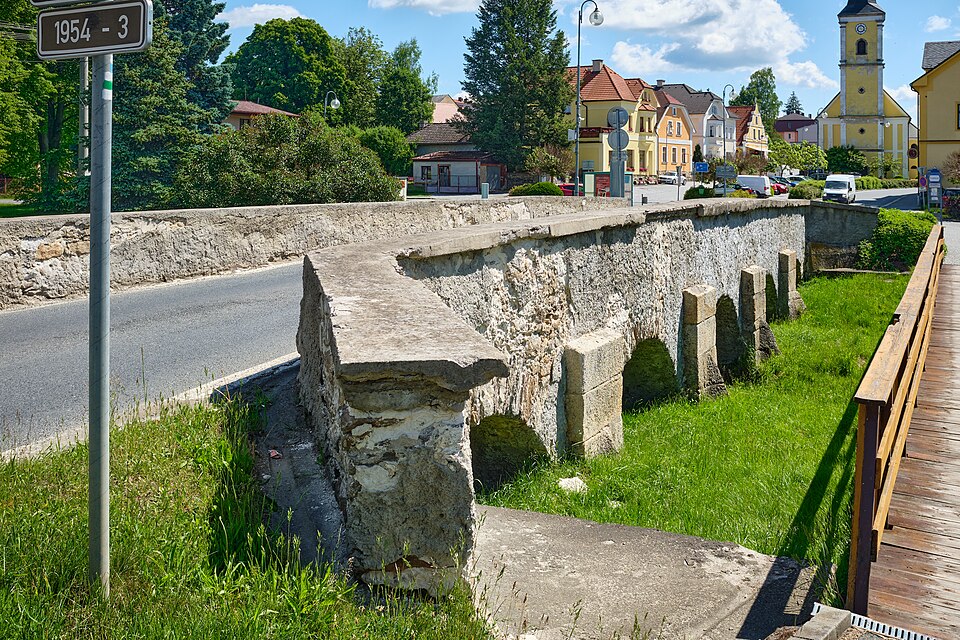 Photo: Bridge over Bezděkovský stream, Bělá nad Radbuzou, Czech Republic Author: Lubor FerencLicense: Creative Commons Attribution-Share Alike 4.0 International (CC BY-SA 4.0) License link: https://creativecommons.org/licenses/by-sa/4.0/