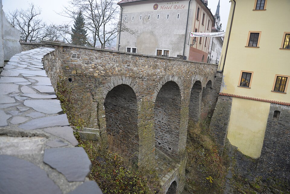 Photo: Bridge with chapel, Český Krumlov, Czech Republic Author: Jirka Dl (Jiří Dlouhý)License: Creative Commons Attribution-Share Alike 4.0 International (CC BY-SA 4.0) License link:  https://creativecommons.org/licenses/by-sa/4.0/