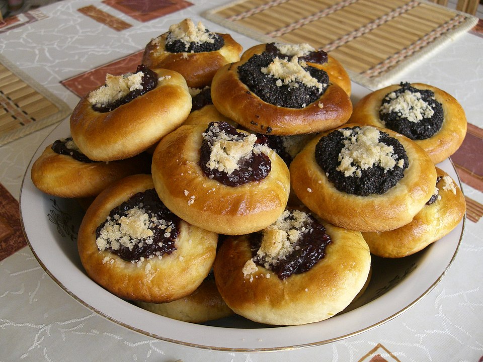 Image: “Koláčky – Czech sweet pastries with plum jam or poppy seeds” Author: Chmee2License: Creative Commons Attribution-ShareAlike 3.0 (CC BY-SA 3.0) https://creativecommons.org/licenses/by-sa/3.0/
