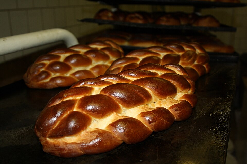 Image: “Traditional Czech Christmas bread vánočka” Author: Chmee2License: Creative Commons Attribution 3.0 (CC BY 3.0) https://creativecommons.org/licenses/by/3.0/