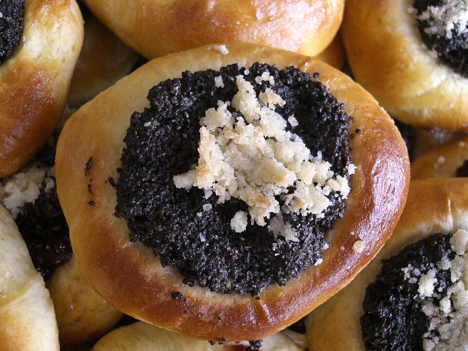 Image: “Czech koláček with poppy seed filling (traditional pastry)” Author: Chmee2C BY-SA 3.0) https://creativecommons.org/licenses/by-sa/3.0/