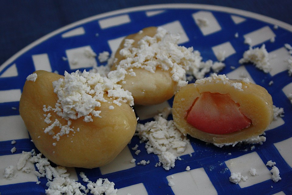 Image: “Czech fruit dumplings made from curd dough (ovocné tvarohové knedlíky)” Author: Matěj BaťhaLicense: Creative Commons Attribution-ShareAlike 3.0 (CC BY-SA 3.0) https://creativecommons.org/licenses/by-sa/3.0/