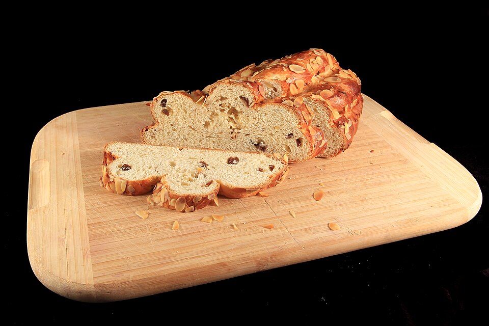 Image: “Vánočka (traditional Czech braided Christmas bread, sliced)” Author: Jakub HolzerLicense: Creative Commons Attribution-ShareAlike 4.0 (CC BY-SA 4.0) https://creativecommons.org/licenses/by-sa/4.0/