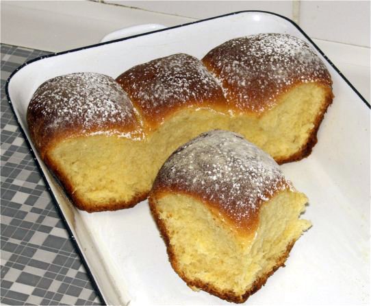 Image: “Buchteln (traditional Central European sweet yeast buns)” Author: Gerhard JuenglingLicense: Creative Commons Attribution-ShareAlike 3.0 (CC BY-SA 3.0) https://creativecommons.org/licenses/by-sa/3.0/