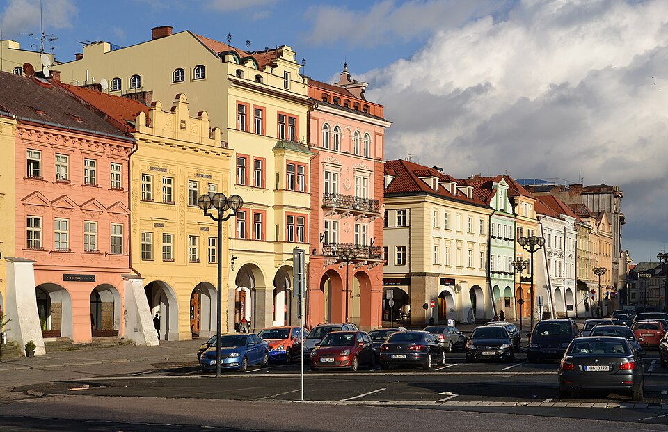 Hradec Králové – Velké náměstí (Hradec Králové, Czech Republic) — photo by Pudelek — licensed under CC BY-SA 4.0 —https://creativecommons.org/licenses/by-sa/4.0/