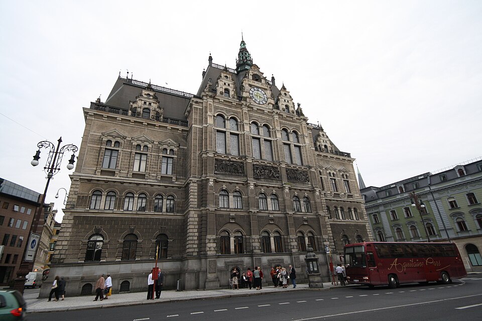 Liberec City Hall, side view (Liberec, Czech Republic) — photo by Jiří Sedláček (Frettie) — licensed under CC BY-SA 3.0 —https://creativecommons.org/licenses/by-sa/3.0/
