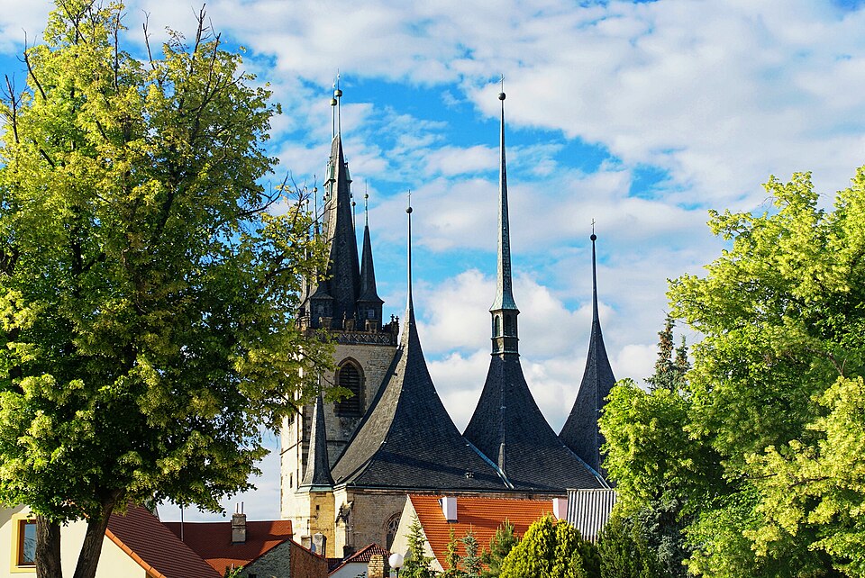 Louny – view towards St. Nicholas Church from Osvoboditelů Street, Ústí nad Labem Region, Czech Republic — photo by Txllxt TxllxT— licensed under CC BY-SA 4.0. Source