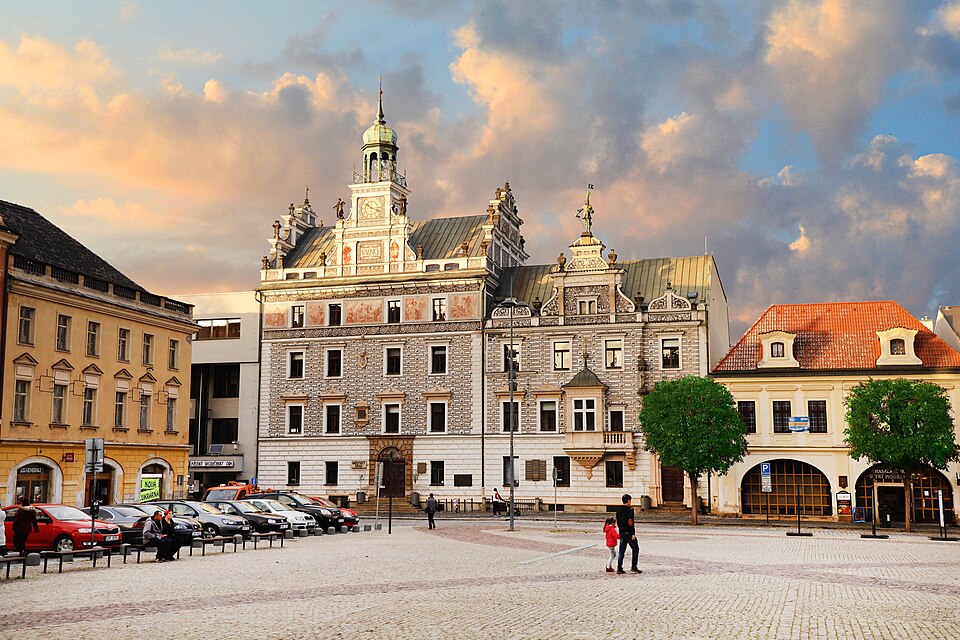 Kolín town hall and Karlovo Square, Central Bohemian Region, Czech Republic — photo by Asuxik — licensed under CC BY-SA 4.0. Source