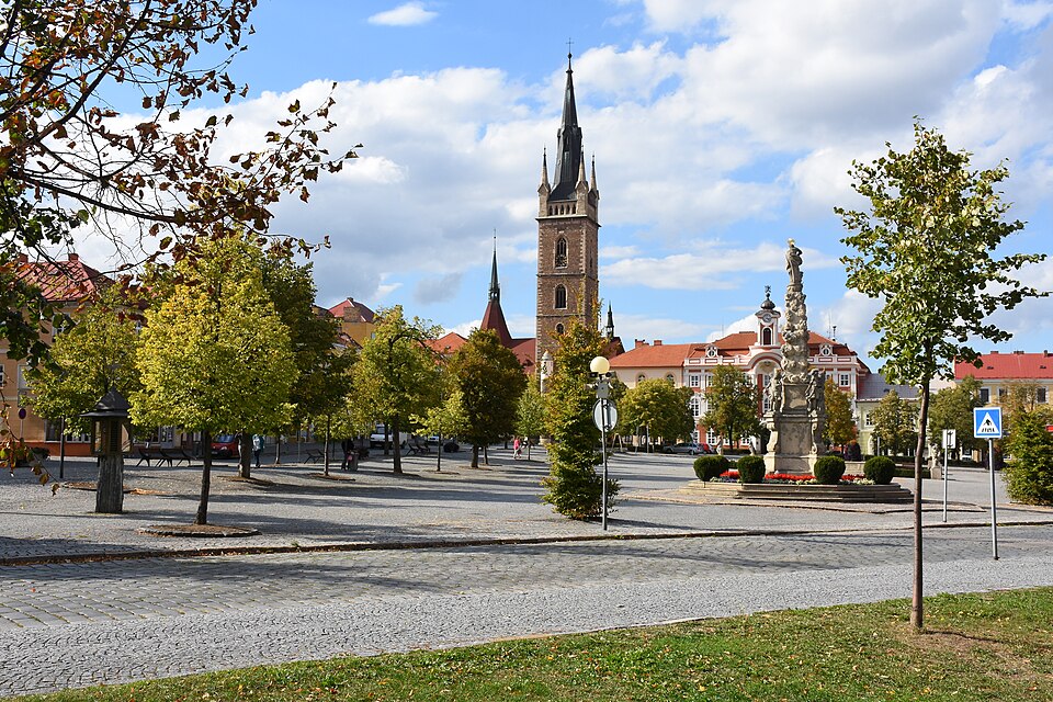 Jana Žižka Square in Čáslav, including the town hall and the Church of Saints Peter and Paul — photo by Ben Skála (Benfoto) — licensed under CC BY-SA 3.0. Source