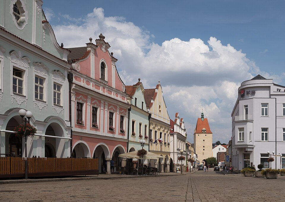 Palackého Street and the Jihlava Gate in Pelhřimov, Czech Republic — photo by Michielverbeek — licensed under CC BY-SA 4.0. Source: