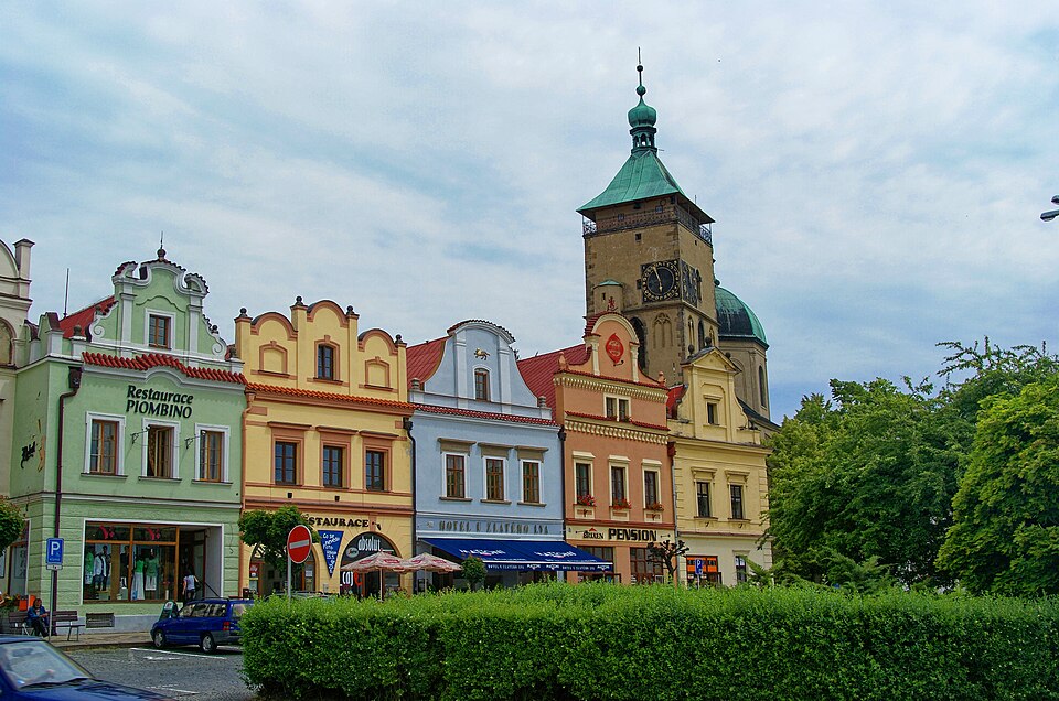 Havlíčkovo Square in Havlíčkův Brod with the Church of the Assumption of the Virgin Mary, Czech Republic — photo by Txllxt TxllxT — licensed under CC BY-SA 4.0. Source: