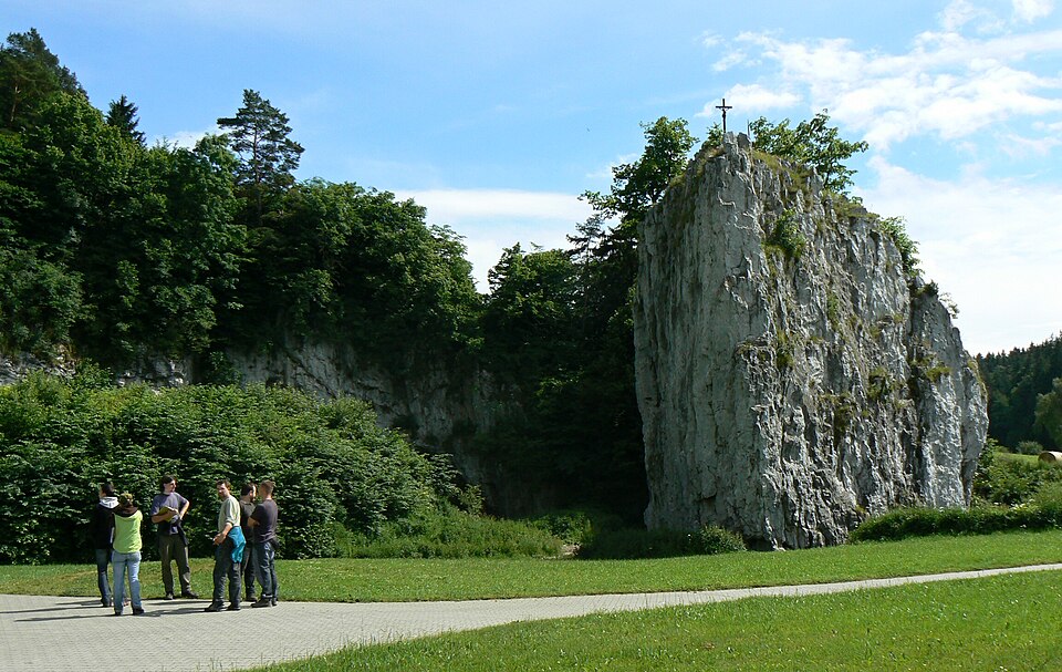 Limestone rock at the entrance to the Sloup-Šošůvka Caves, Moravian Karst, Czech Republic — photo by Huhulenik / Wikimedia Commons / CC BY 3.0Licensed under the Creative Commons Attribution 3.0 Unported license (CC BY 3.0). No changes were made to the image.