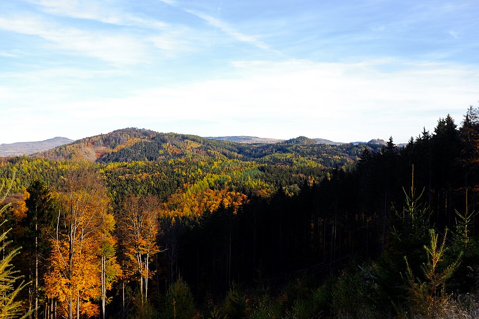 Doupov Mountains – Bukový vrch (700 m), view from Hůrky (Karlovy Vary), Czech Republic — photo by Lubor Ferenc / Wikimedia Commons / CC BY-SA 4.0Licensed under the Creative Commons Attribution-ShareAlike 4.0 International license (CC BY-SA 4.0). No changes were made to the image.