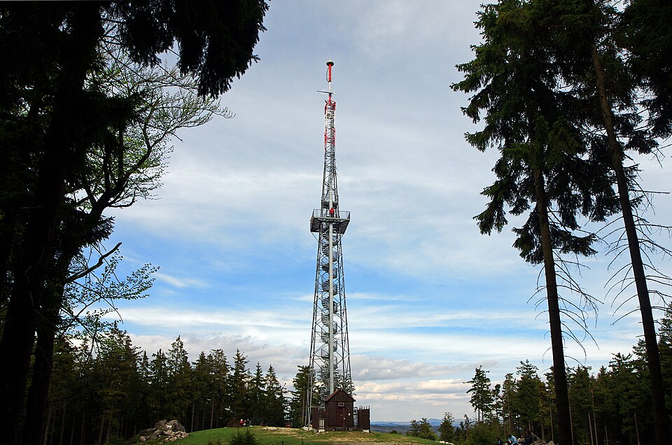 Krudum Observation Tower, Slavkov Forest, Sokolov District, Czech Republic — photo by Lubor Ferenc / Wikimedia Commons / CC BY-SA 4.0Licensed under the Creative Commons Attribution-ShareAlike 4.0 International license (CC BY-SA 4.0). No changes were made to the image.