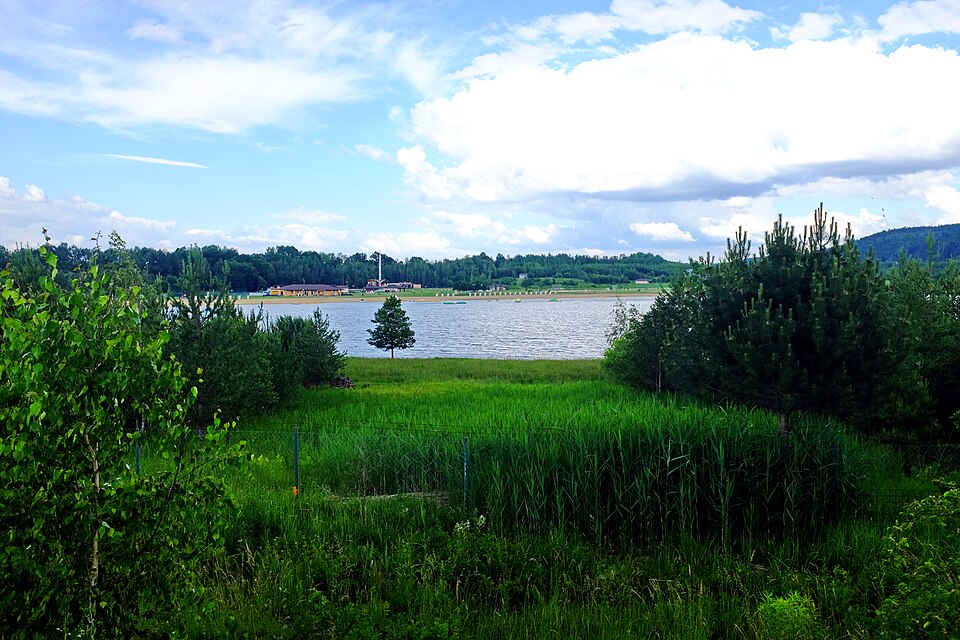 Lake Michal, created on the site of the former Michal coal mine and the vanished village of Vítkov, Sokolov District, Czech Republic — photo by Lubor Ferenc / Wikimedia Commons / CC BY-SA 4.0Licensed under the Creative Commons Attribution-ShareAlike 4.0 International license (CC BY-SA 4.0). No changes were made to the image.