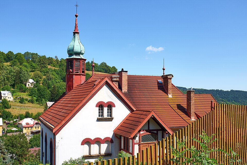 Evangelical Church with parish house, Mincovní 681, Jáchymov, Czech Republic — photo by Lubor Ferenc / Wikimedia Commons / CC BY-SA 4.0Licensed under the Creative Commons Attribution-ShareAlike 4.0 International license (CC BY-SA 4.0). No changes were made to the image.