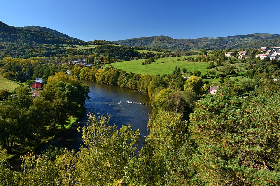 Ohře River valley below Černýš, with the Doupov Mountains and Ore Mountains in the background, Czech Republic — photo by Petr Kinšt / Wikimedia Commons / CC BY-SA 3.0Licensed under the Creative Commons Attribution-ShareAlike 3.0 Unported license (CC BY-SA 3.0). No changes were made to the image.