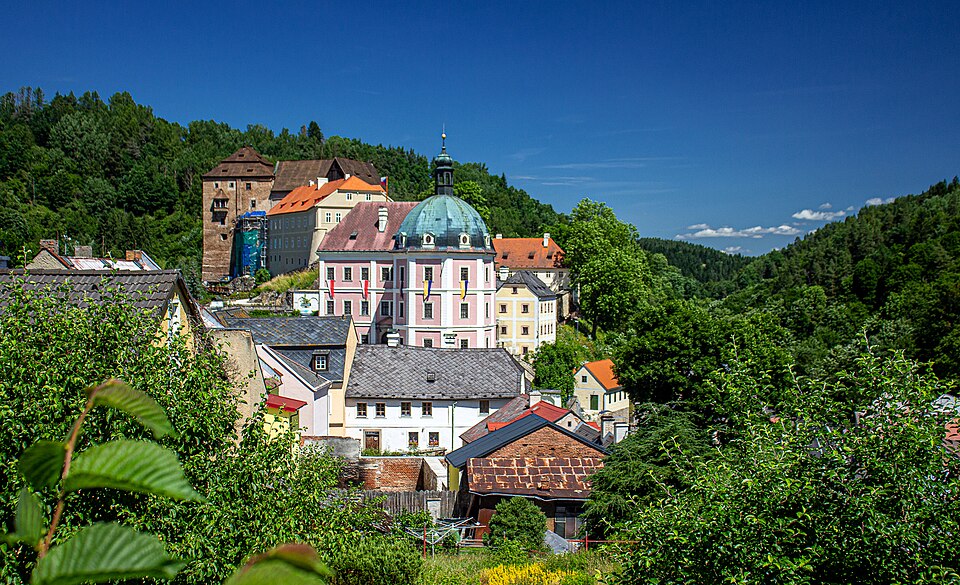 Panoramic view of Bečov nad Teplou, Czech Republic — photo by VitVit / Wikimedia Commons / CC BY-SA 4.0Licensed under the Creative Commons Attribution-ShareAlike 4.0 International license (CC BY-SA 4.0). No changes were made to the image.