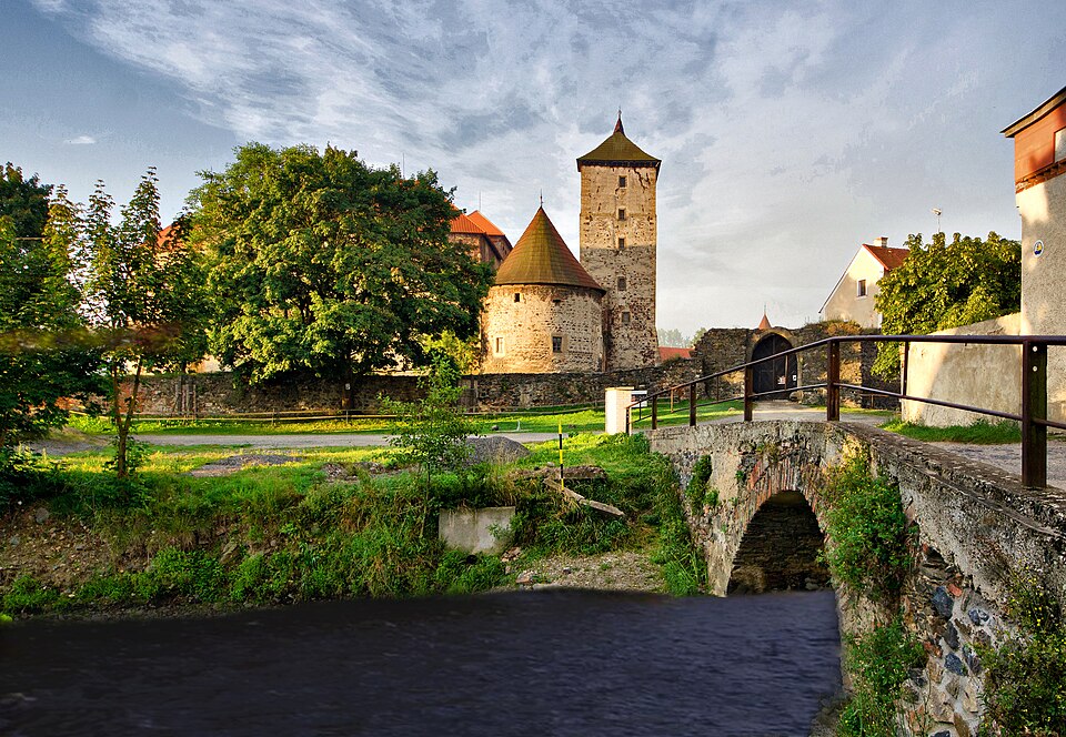 Hrad Švihov (Švihov Castle), viewed from the north, Czech Republic — photo by Jiří Strašek / Wikimedia Commons / CC BY-SA 4.0Licensed under the Creative Commons Attribution-ShareAlike 4.0 International license (CC BY-SA 4.0). No changes were made to the image.