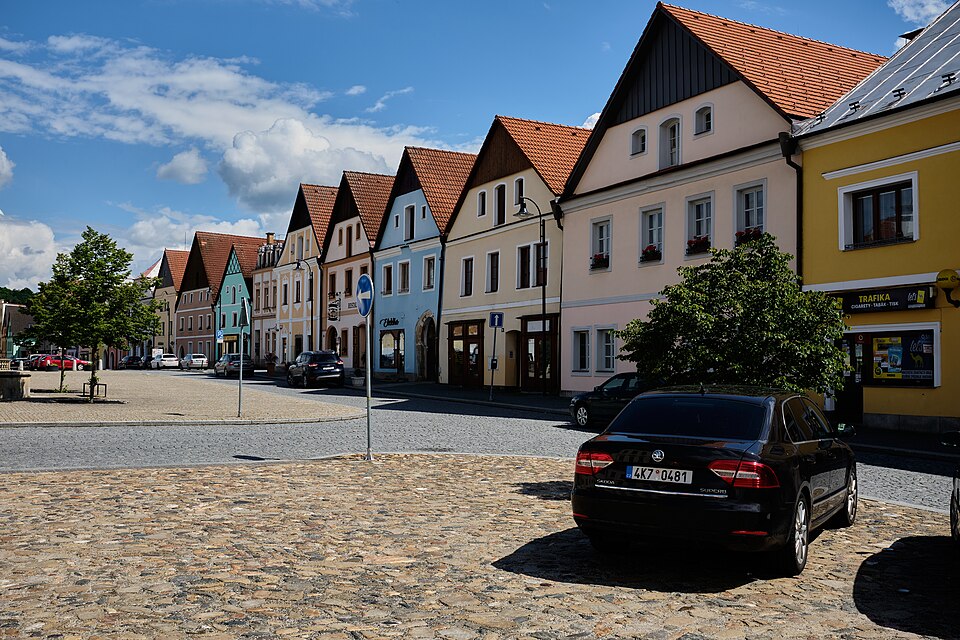 Planá, Freedom Square (Náměstí Svobody), Tachov District, Plzeň Region, Czech Republic — photo by Lubor Ferenc / Wikimedia Commons / CC BY-SA 4.0Licensed under the Creative Commons Attribution-Share Alike 4.0 International license (CC BY-SA 4.0).  Photo by Lubor Ferenc, published via Wikimedia Commons.  No changes were made to the image.