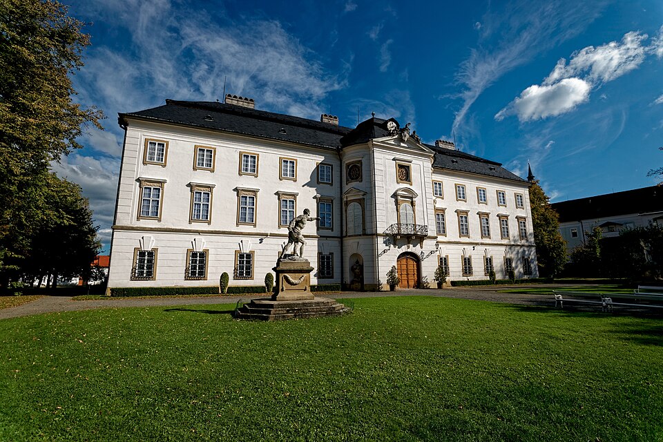 Vizovice Castle – French Style Garden — photo by Txllxt TxllxT / Wikimedia Commons / CC BY-SA 4.0Licensed under the Creative Commons Attribution-Share Alike 4.0 International License (CC BY-SA 4.0).  Photo by Txllxt TxllxT, published via Wikimedia Commons.No changes were made to the image.