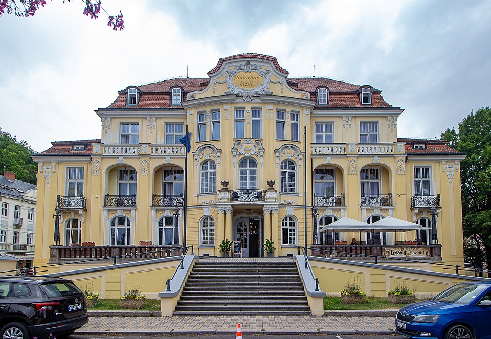  https://commons.wikimedia.org/wiki/File:Teplice_Kamenn%C3%A9_l%C3%A1zn%C4%9B_1.jpg