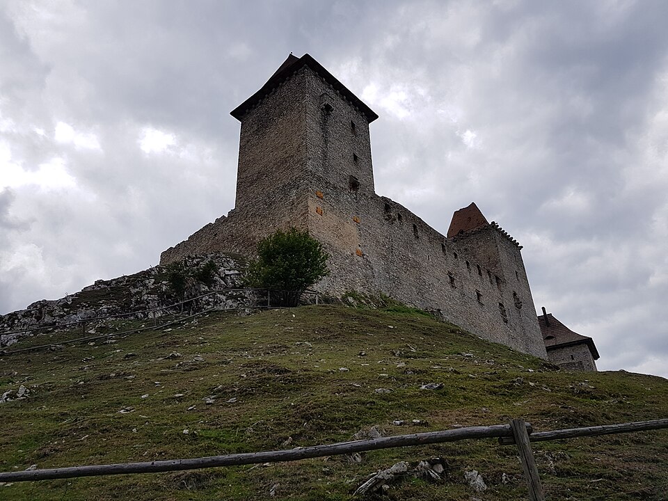 Photo: Václav Štorek / Wikimedia Commons / CC BY-SA 4.0 Source: Wikimedia Commons – Kašperk Castle