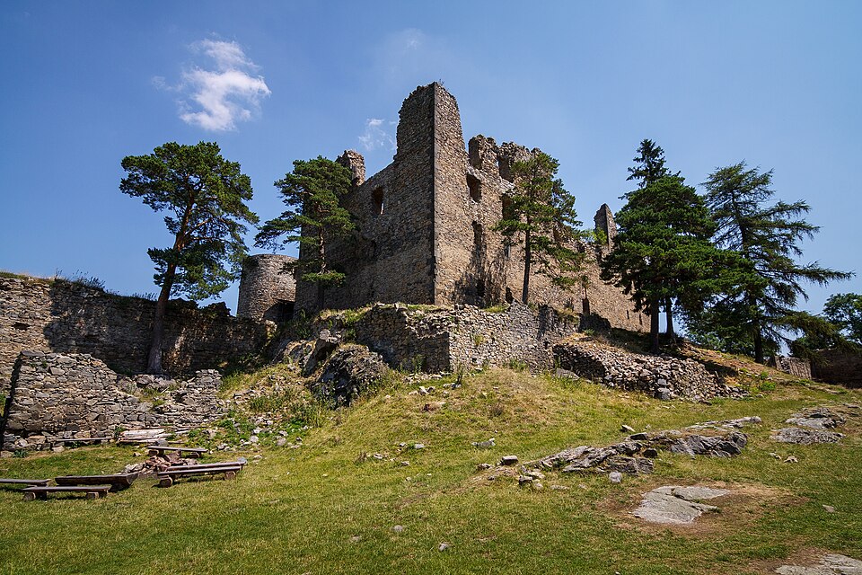 Photo: MiPi / Wikimedia Commons / CC BY-SA 4.0 Source: Wikimedia Commons – Helfenburk Castle