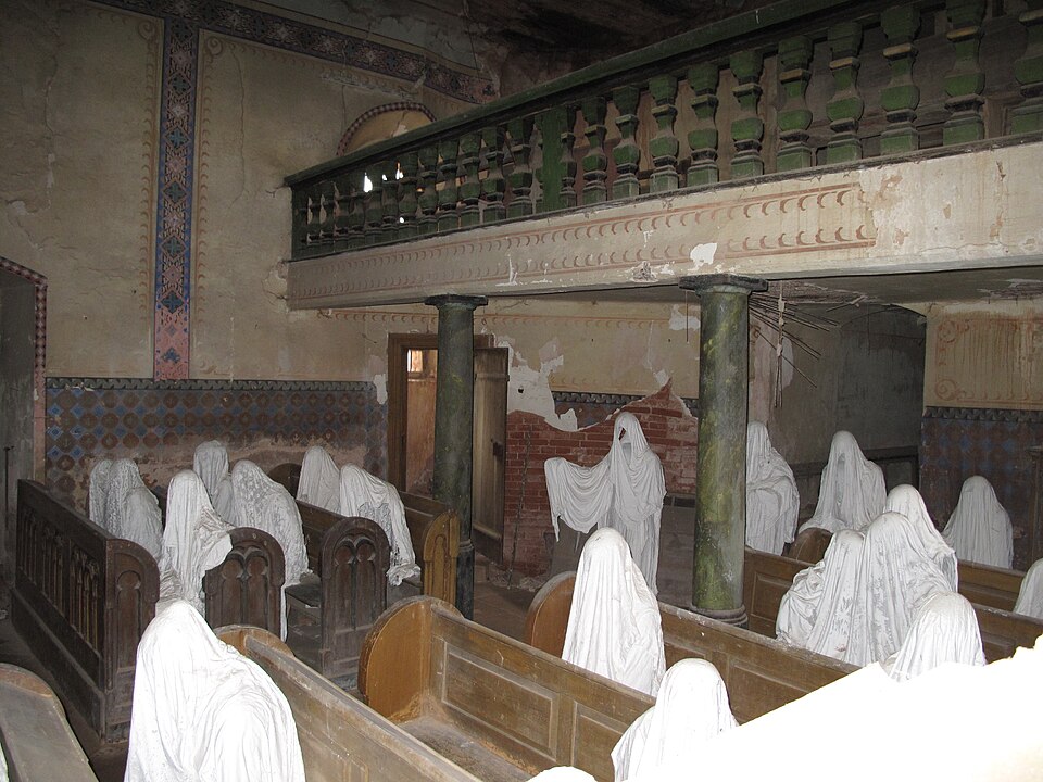 Photo: Juandev (photo), Jakub Hadrava (sculpture/installation) / Wikimedia Commons / CC BY-SA 3.0 Source: Wikimedia Commons – Luková, Má mysl installation